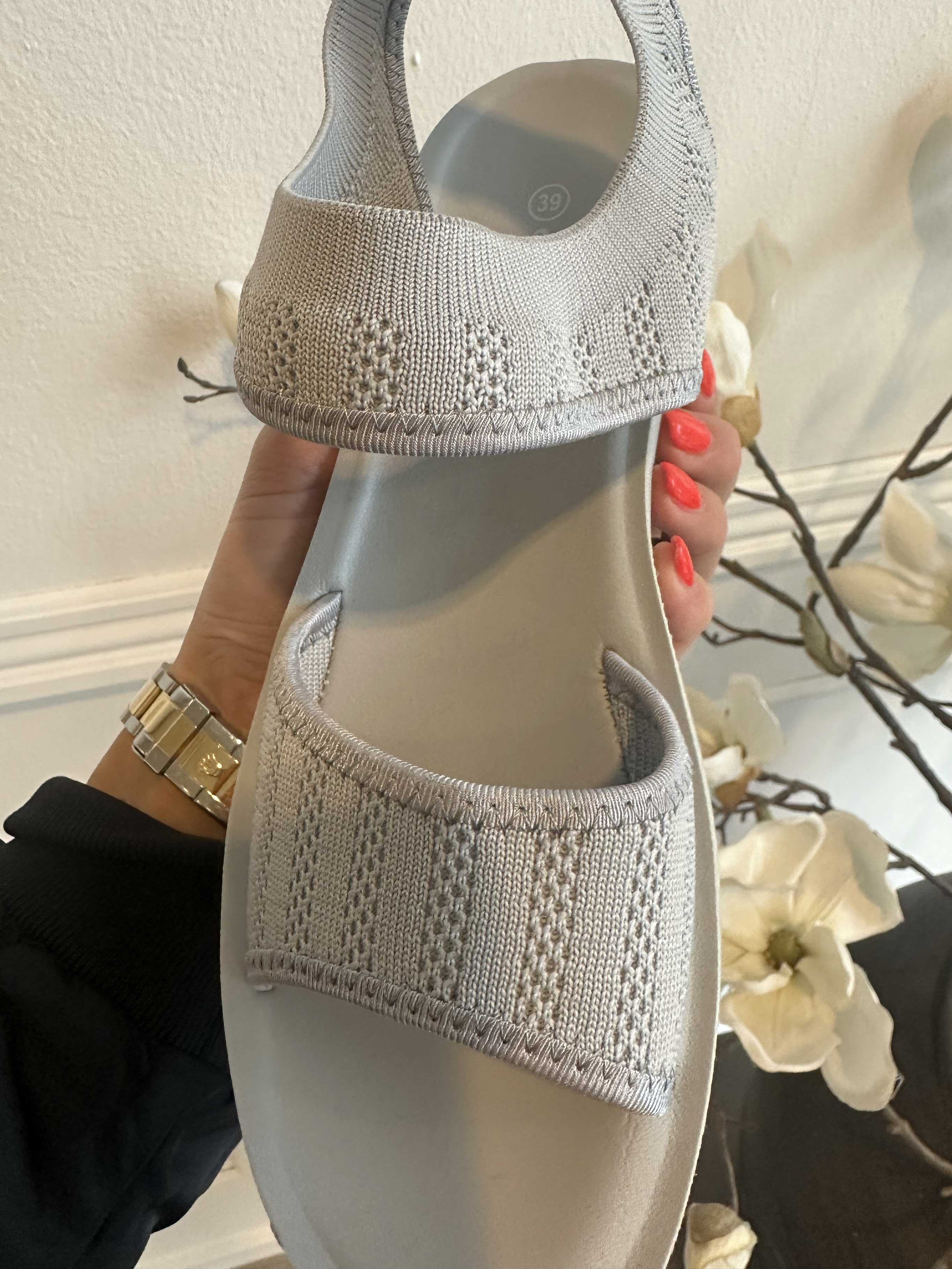 Jolina - Mjuka sandaler med liten klack och stretchrem